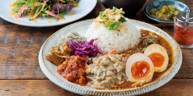 暑い日は海辺でスパイスを！ 〈燦燦CAFE〉自慢の角田浜スパイスカレーセット