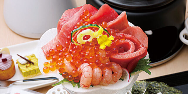 寿司でも海鮮丼でもない！ 天然本マグロとイクラが彩る、新潟旅のご褒美「海鮮パフェ」