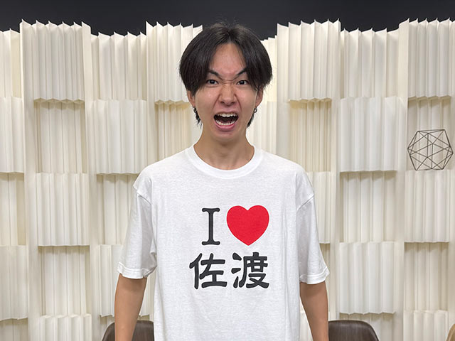 「I &hearts; 佐渡」Tシャツを着てカメラに向かって叫ぶけえさん
