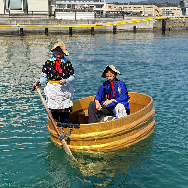 たらい舟に乗船中