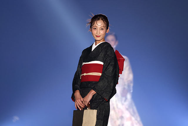 西山茉希さんが着物姿でランウェイを歩いている