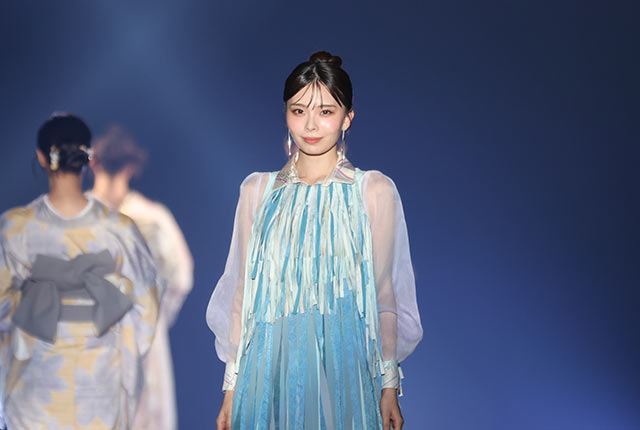 フリンジに着物を使った衣装で登場した川口ゆりなさん