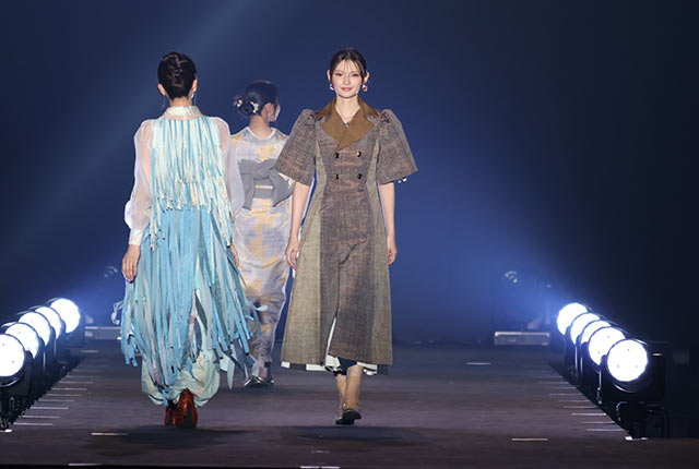 コート姿で登場した青島心さん