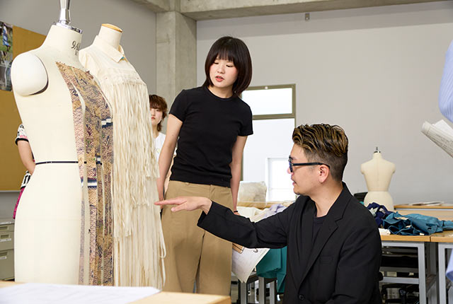 仮縫いのトワルチェック中の杉浦さん