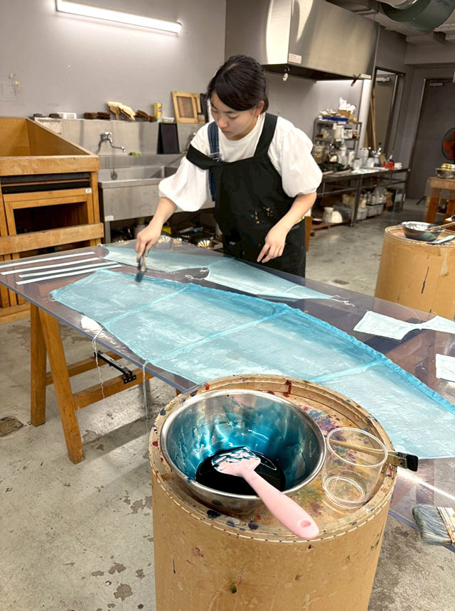生地をスカイブルーに染めている