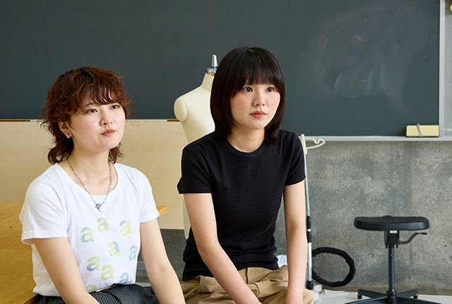 インタビュー中の長岡造形大学の学生２人