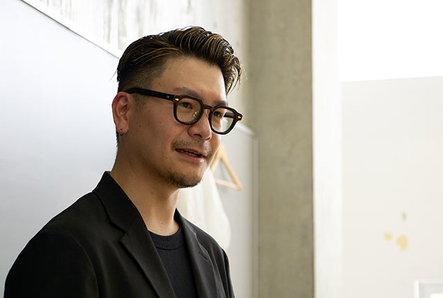 インタビュー中の杉浦充宜さん