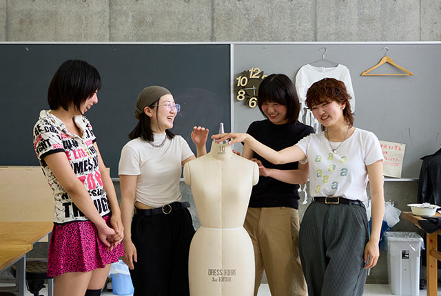 談笑する長岡造形大学の学生４人