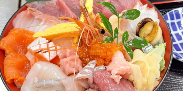 佐渡の網元直送の鮮魚ぎっしり！〈四季彩 味よし〉の玉手箱のような海鮮丼