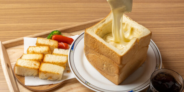 圧倒的ビジュアル！〈COFFEE Family 樹林館〉の「食パン１斤のチーズフォンデュ」