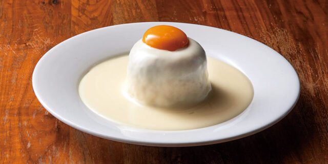 驚きのビジュアル！〈米山咖哩食堂〉の純白キーマカレーを堪能