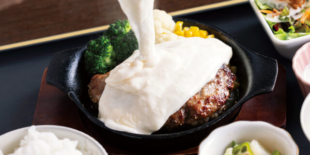 動画の準備をお忘れなく。〈cloche〉のチーズに溺れるハンバーグランチ