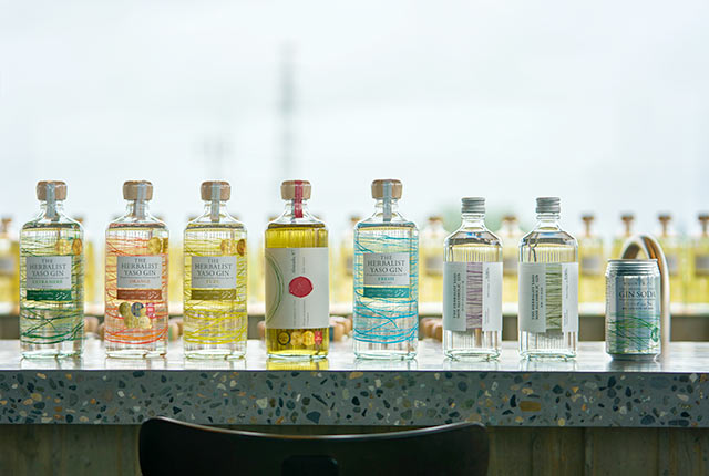 THE HERBALIST YASO GINのボトルが並ぶ