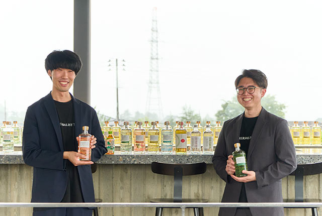 ボトルを持つ田邉李樹さんと吉田瑛人さん