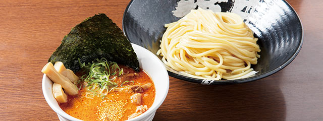 〈越後維新〉の「辛とんつけ麺」