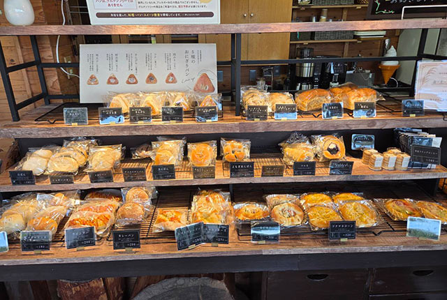 米粉パンがずらりと並んだ〈ごぱん屋カフェ COME&CO.〉店内
