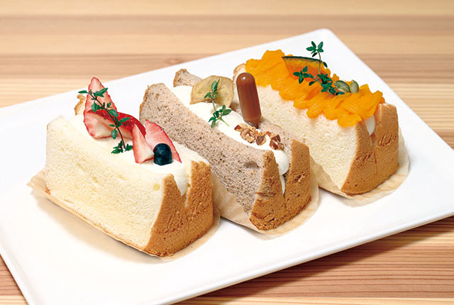 〈おこめのケーキ qute〉の３種類のフルーツサンドが並ぶ