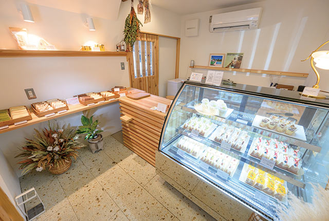 〈おこめのケーキ qute〉の店内