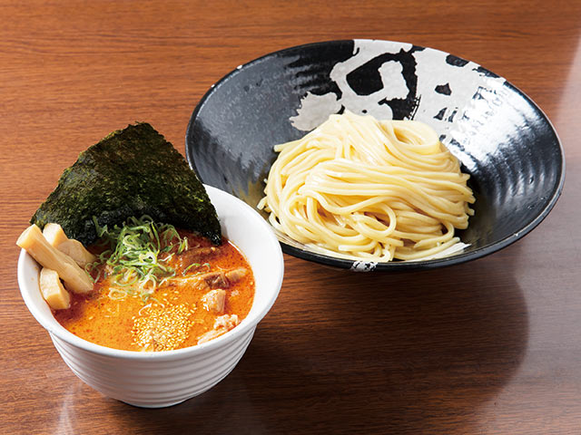 〈越後維新 湯沢本店〉の「辛とんつけ麺」
