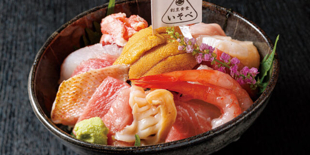 〈割烹食堂 いそべ〉の名物海鮮丼、その名も「磯ど～ん」は目にも美味しい一杯