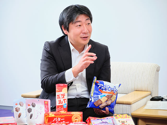 インタビュー中の吉田匡慶社長