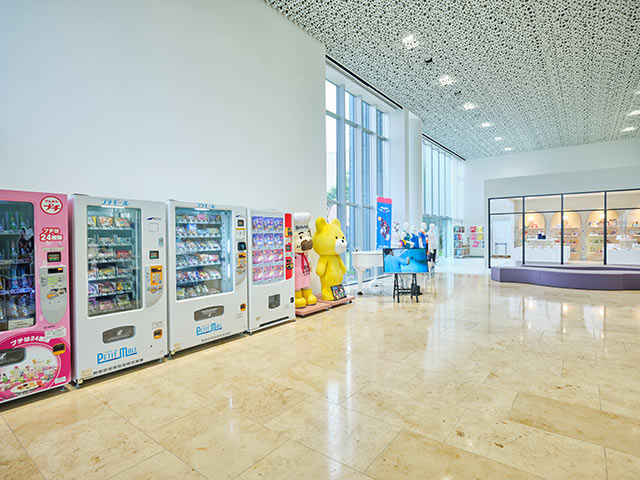 お菓子の自販機や商品のディスプレイコーナーがあるブルボン本社１階