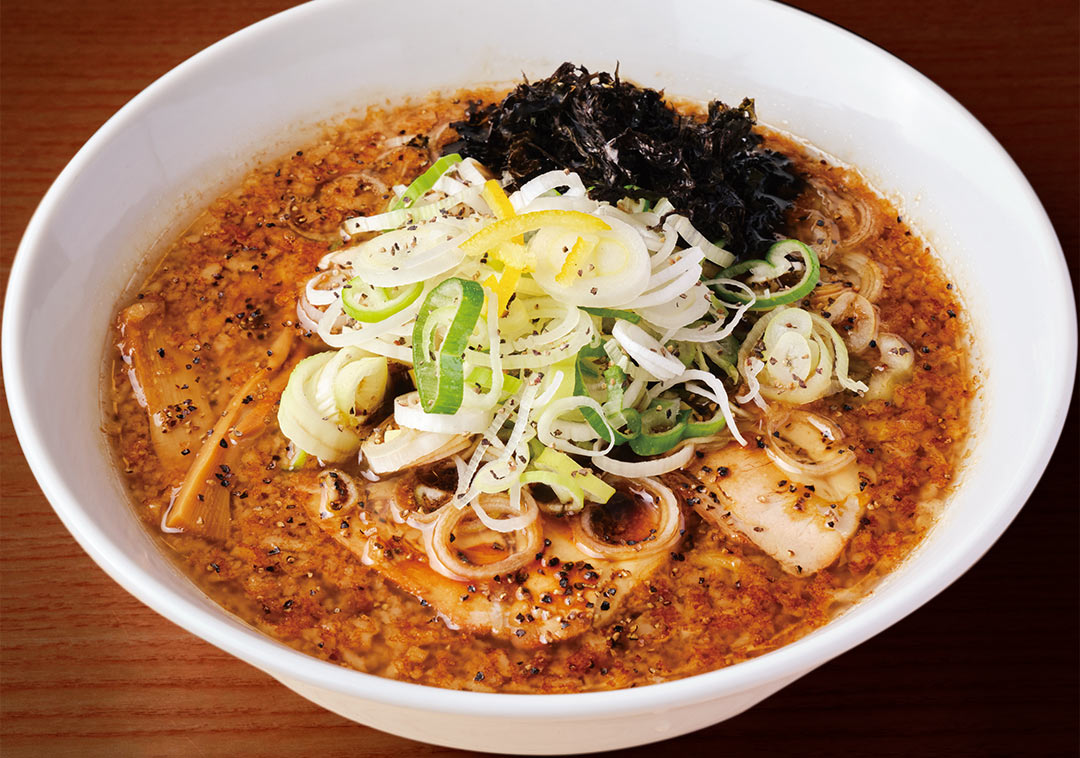ラーメン県・新潟で「背脂ブラック」食べるならここも本命! 味濃い系でパンチの効いた味は、半ライスも注文マストのサムネイル画像
