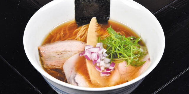 淡麗なのに、旨みが濃い！ 30年超のレジェンド職人、渾身の一杯を〈らぁめん紬麦 古町店〉で堪能