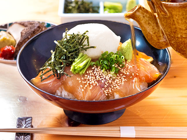 〈なにわ茶屋〉の「純白の雪山仕立て 淡雪真鯛エソだし丼~雪国の四季と新潟を繋ぐ一杯~」