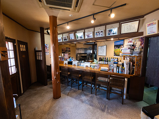 〈味の店 京〉のカウンター席