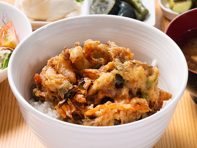 〈豆腐屋のカフェ 豆爺〉の「湯葉と枝豆のかき揚げ天丼」
