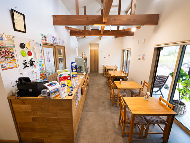 〈豆腐屋のカフェ 豆爺〉の店内