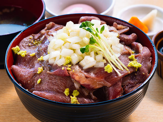 〈ごちそうお肉ビストロ くう海〉の「肉すき。~黒毛和牛×旨シャキ玉ねぎのすき焼き丼~」