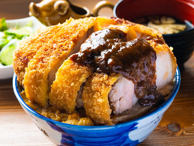 〈炭火ステーキ重 月夜に米と牛〉の「肉塊1ポンド!とろける新潟豚カツと追いスパイシーカレー」