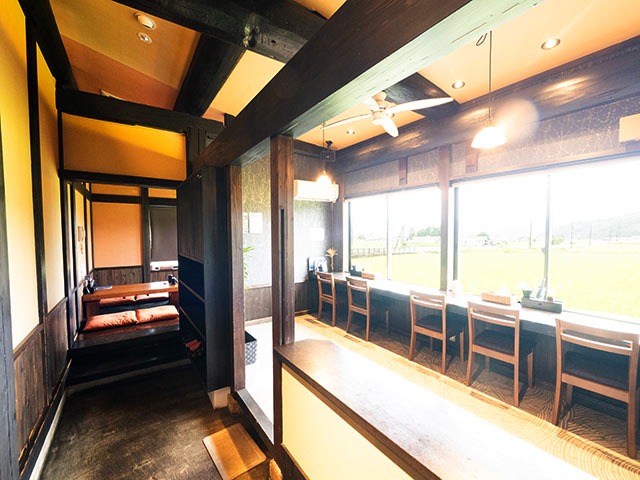 〈炭火ステーキ重 月夜に米と牛〉の店内