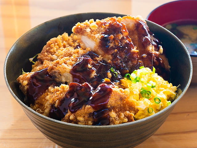 〈うおぬま倉友農園 米屋〉の「W竜田の黒酢チキン南蛮丼」