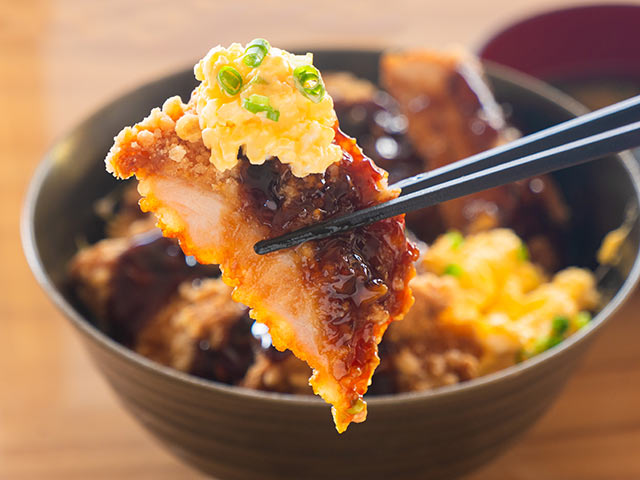 黒酢チキン南蛮をはしで持ち上げている様子