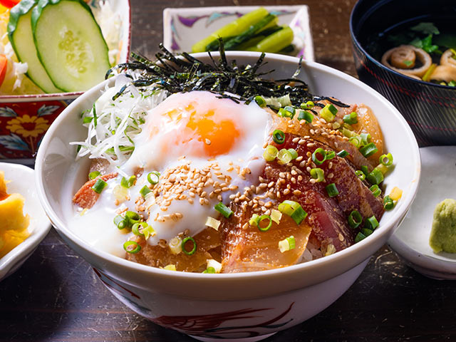 〈割烹だいにんぐ みまつ〉の「その日の鮮魚で漬け丼」