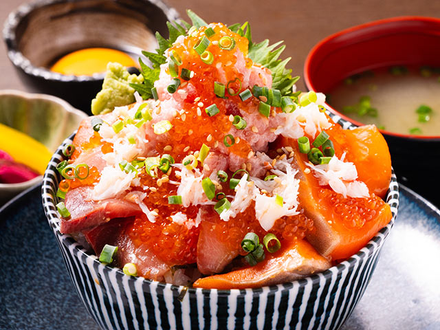 〈魚沼炉端焼き 鮮極〉の「本日の海鮮漬けいくら丼」