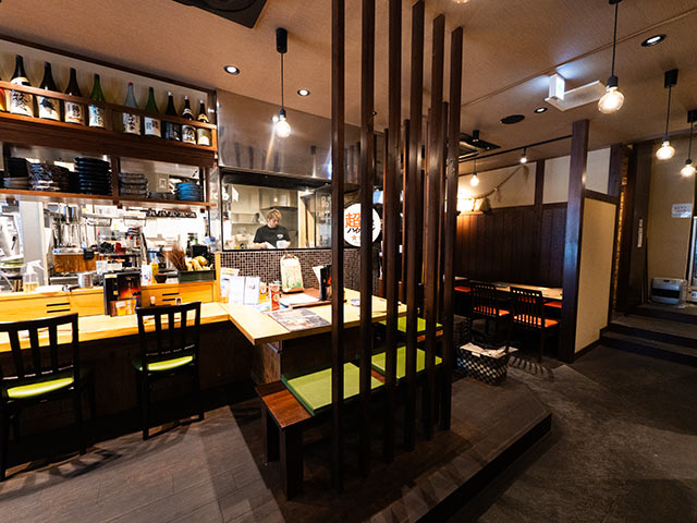 〈魚沼炉端焼き 鮮極〉の店内