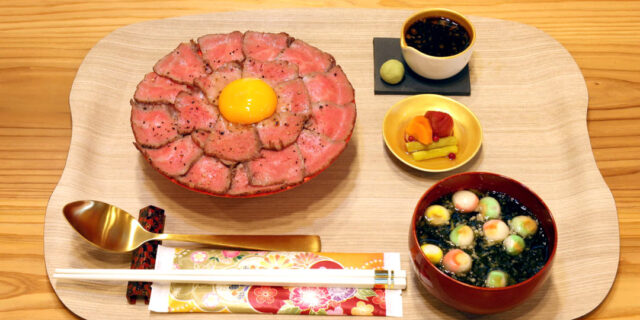 まるで肉の花束!? 〈おだいどころ さくたろう〉で味わう新発田牛のローストビーフ丼
