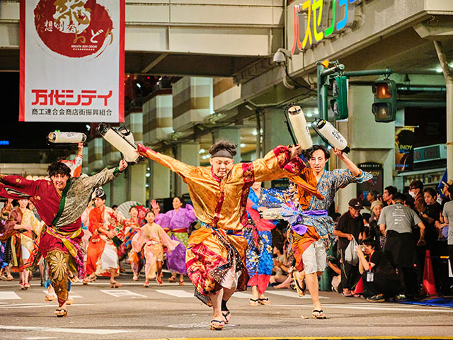 「新潟下駄総踊り」の様子