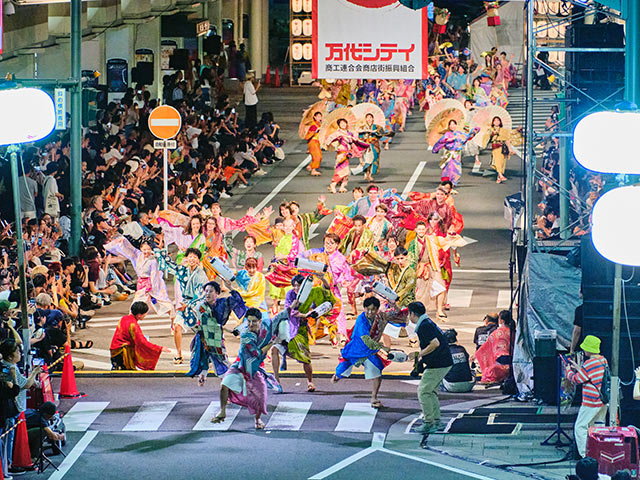 「新潟下駄総踊り」とその踊りを鑑賞する大勢の観客