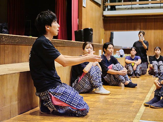 休憩中に思いを伝えるメンバー
