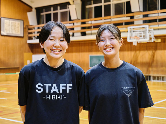 〈響’〉のメンバーの竹内聡花さんと山本愛紗さん