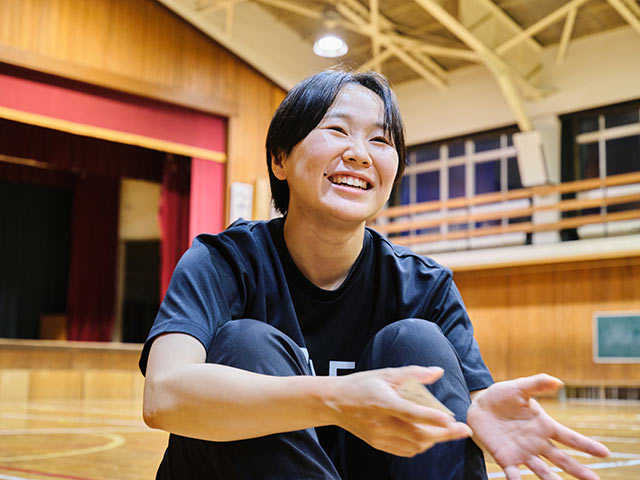 取材を受ける竹内聡花さん