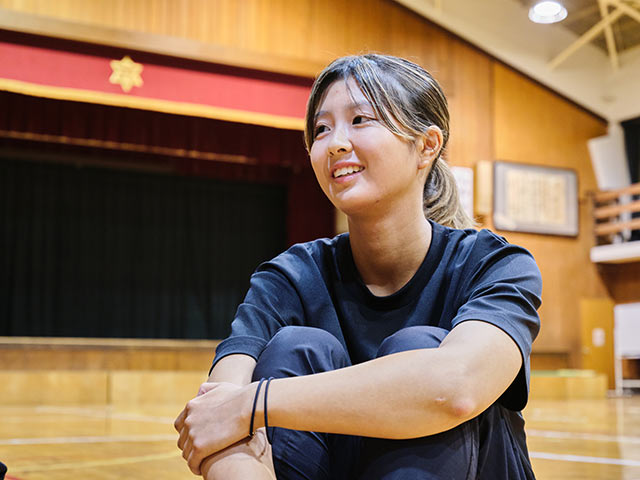 取材を受けている山本愛紗さん