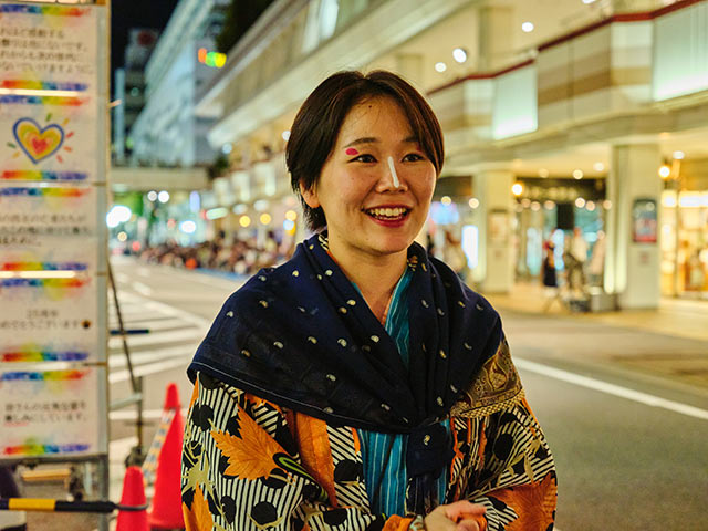 取材チームに声をかてけくれている竹内聡花さん