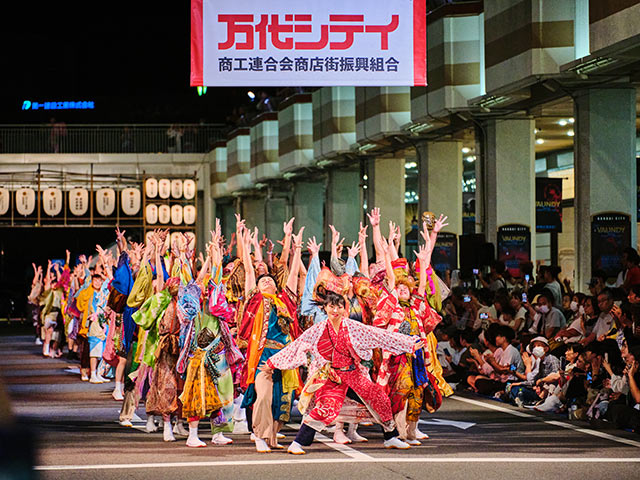 列をつくり踊りを披露する「WA BEAT PROJECT」のメンバーたち